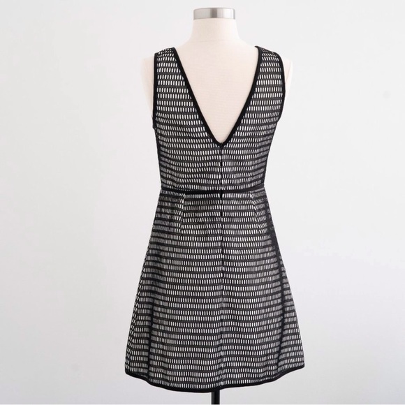 NEW Elliatt Black & White Mesh Dress With Keyhole Detail A-line Silhouette - Picture 4 of 7